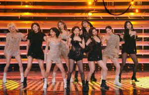 TWICEの2022年紅白の衣装に賛否両論!露出が多すぎる、布を増やしてほしいなどの声も【TWICE衣装問題】 | TWICE最新情報局